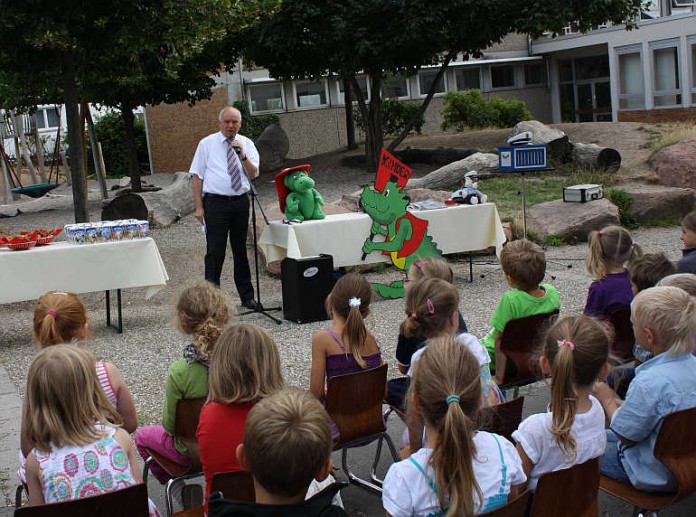 Oberbürgermeister Hans Georg Löffler stellte den Schulanfängerinnen und Schulanfängern das Krokodil Willi Wachsam vor.